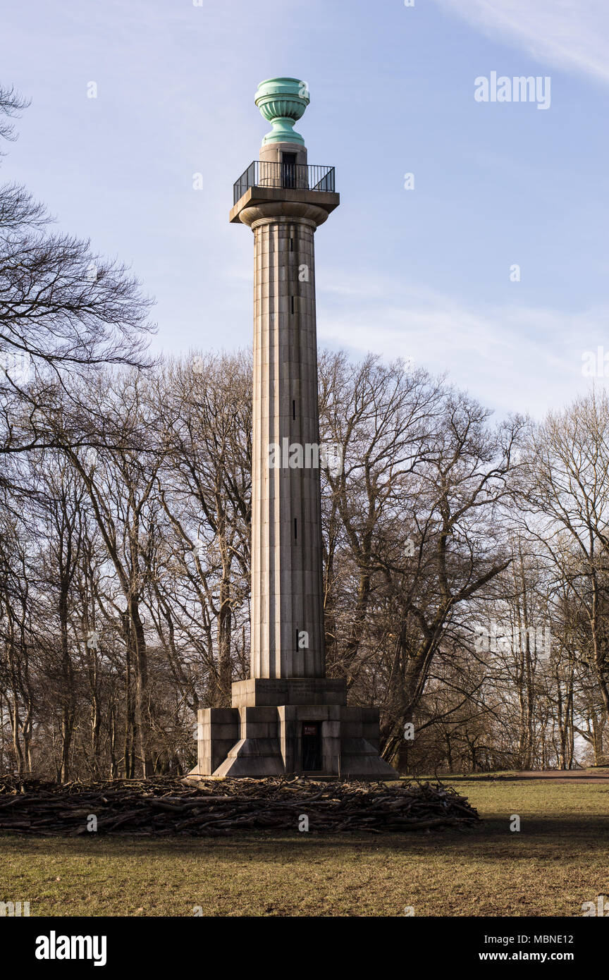 Le monument de Bridgewater sur l'Ashridge Estate dans le Hertfordshire contre un ciel bleu clair Banque D'Images