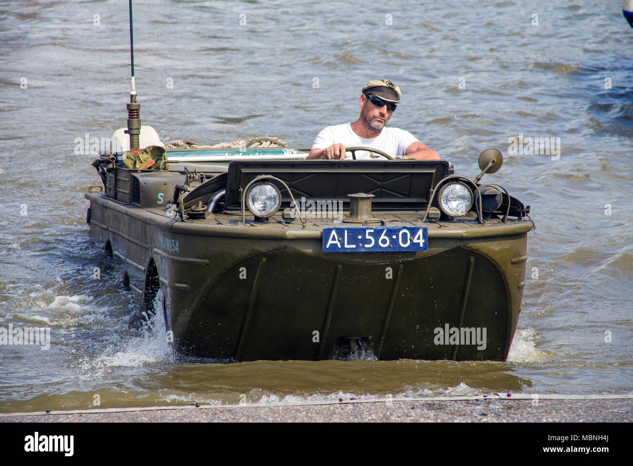 Conduite du véhicule amphibie militaire hors de l'eau à la rivière Moselle, Cochem, Rhénanie-Palatinat, Allemagne Banque D'Images