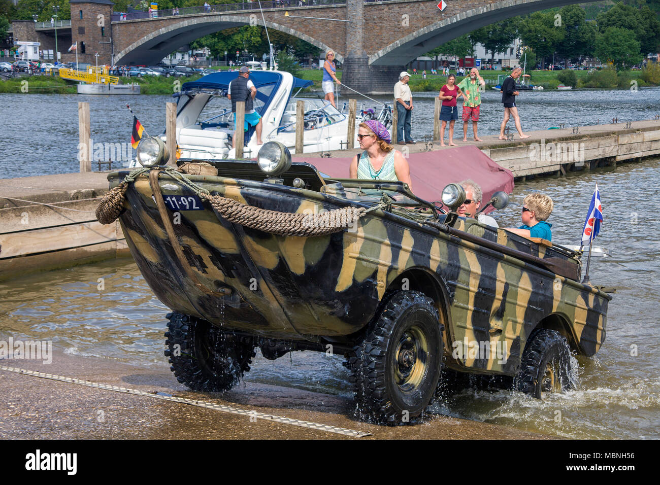 Conduite du véhicule amphibie militaire hors de l'eau à la rivière Moselle, Cochem, Rhénanie-Palatinat, Allemagne Banque D'Images