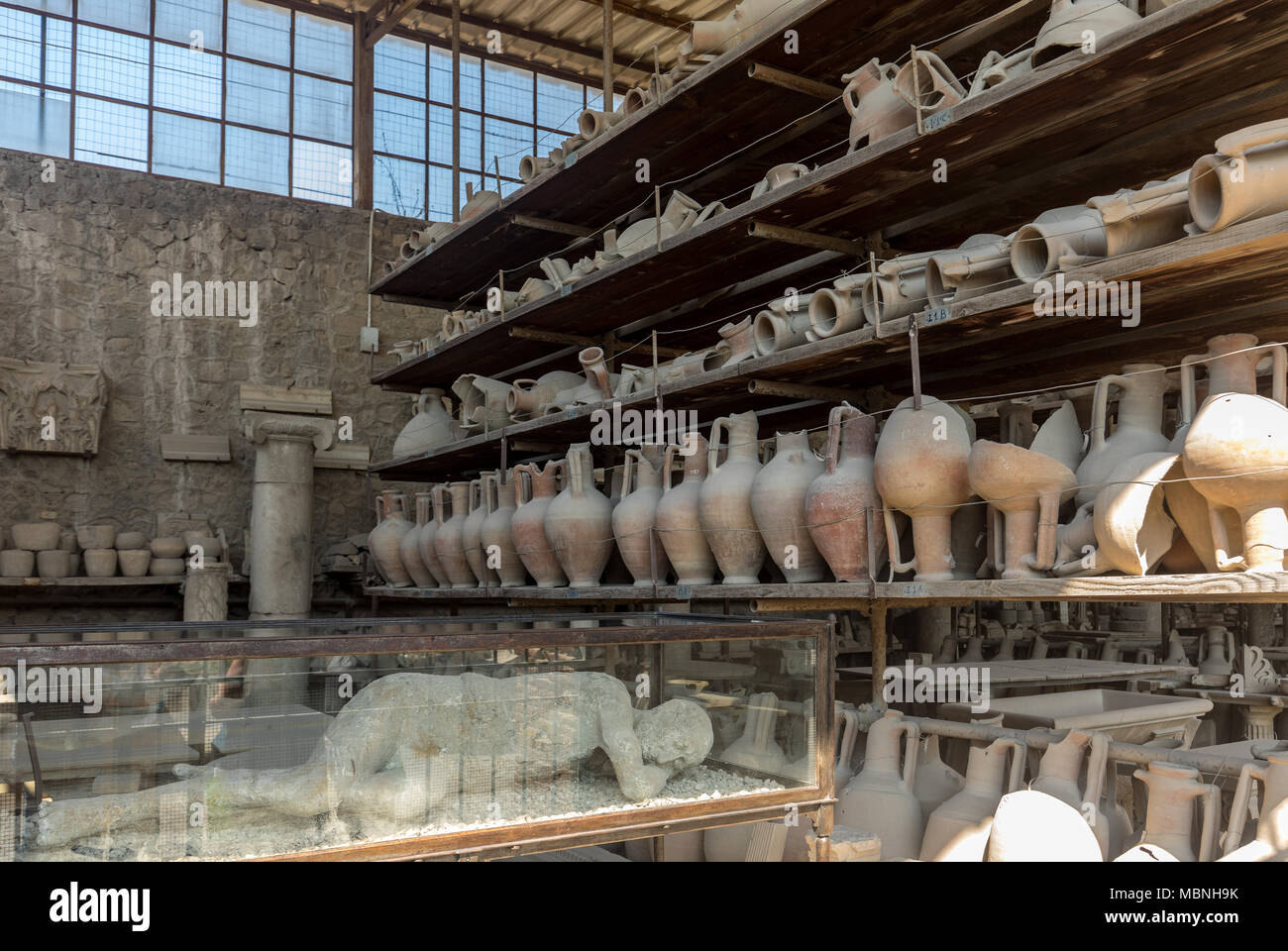 Navires, pots et une variété d'objets d'éruption du Vésuve à Pompéi ont été excavés et catalogué .Pompei, Italie Banque D'Images