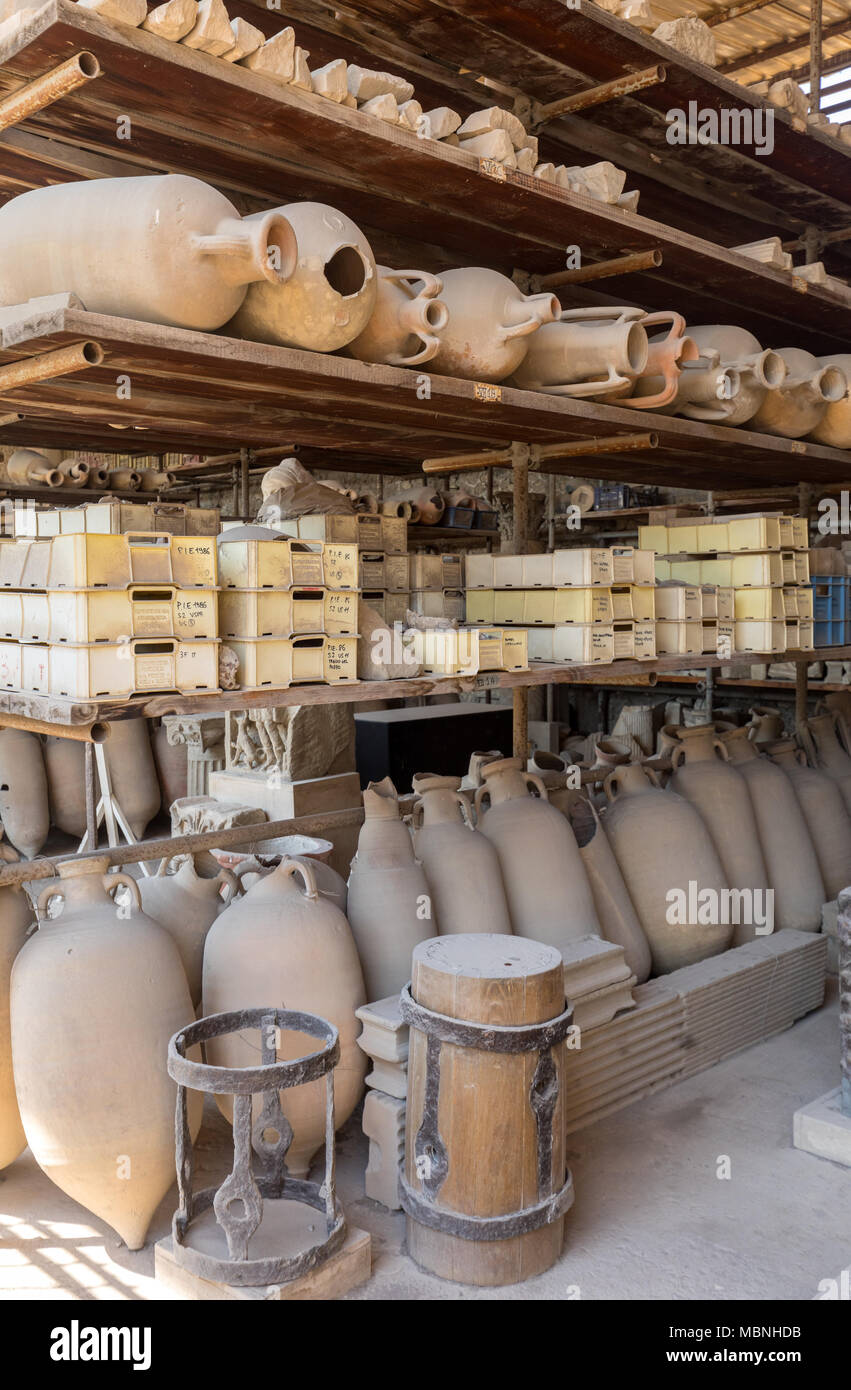 Navires, pots et une variété d'objets d'éruption du Vésuve à Pompéi ont été excavés et catalogué .Pompei, Italie Banque D'Images