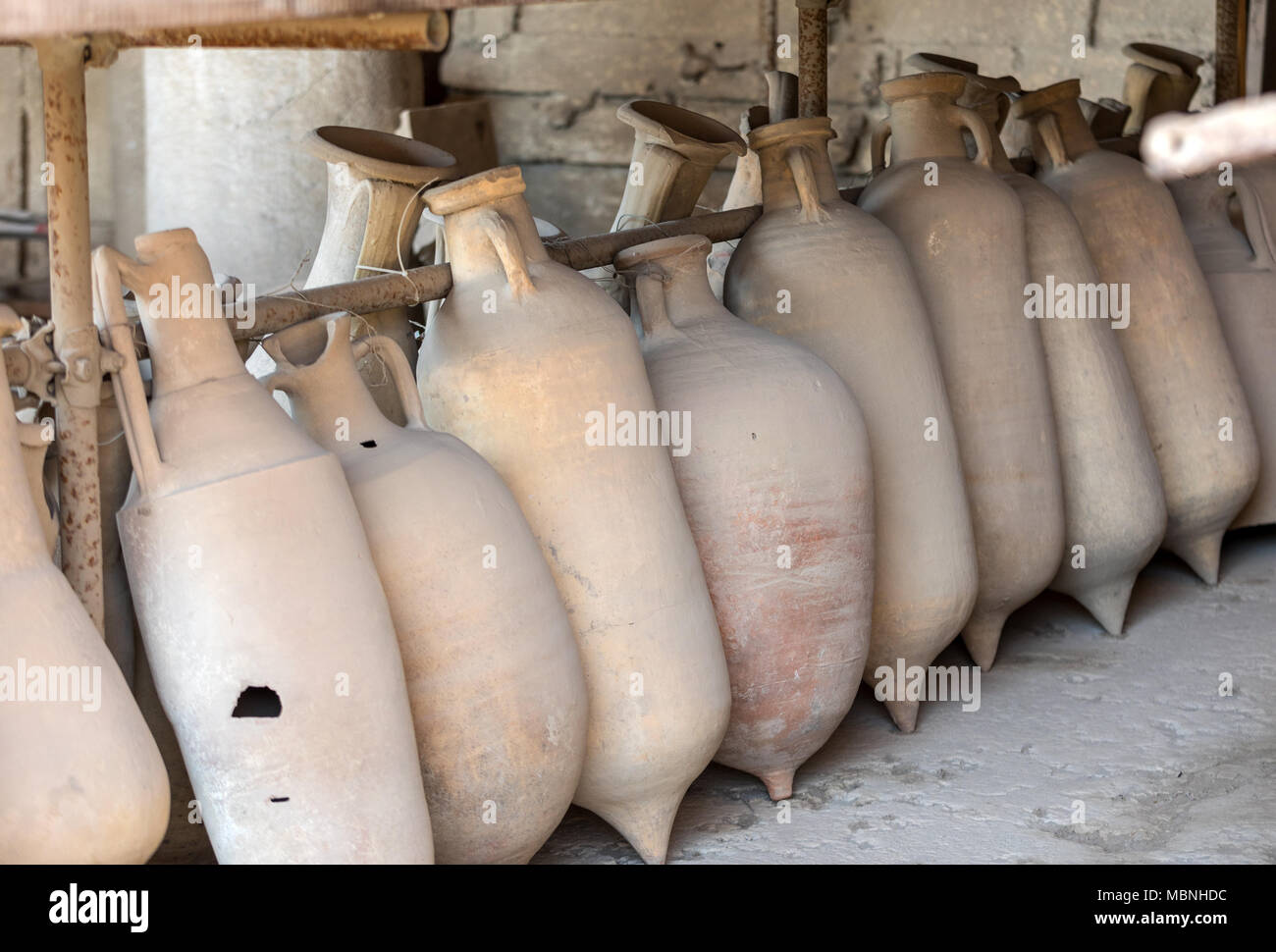 Navires, pots et une variété d'objets d'éruption du Vésuve à Pompéi ont été excavés et catalogué .Pompei, Italie Banque D'Images