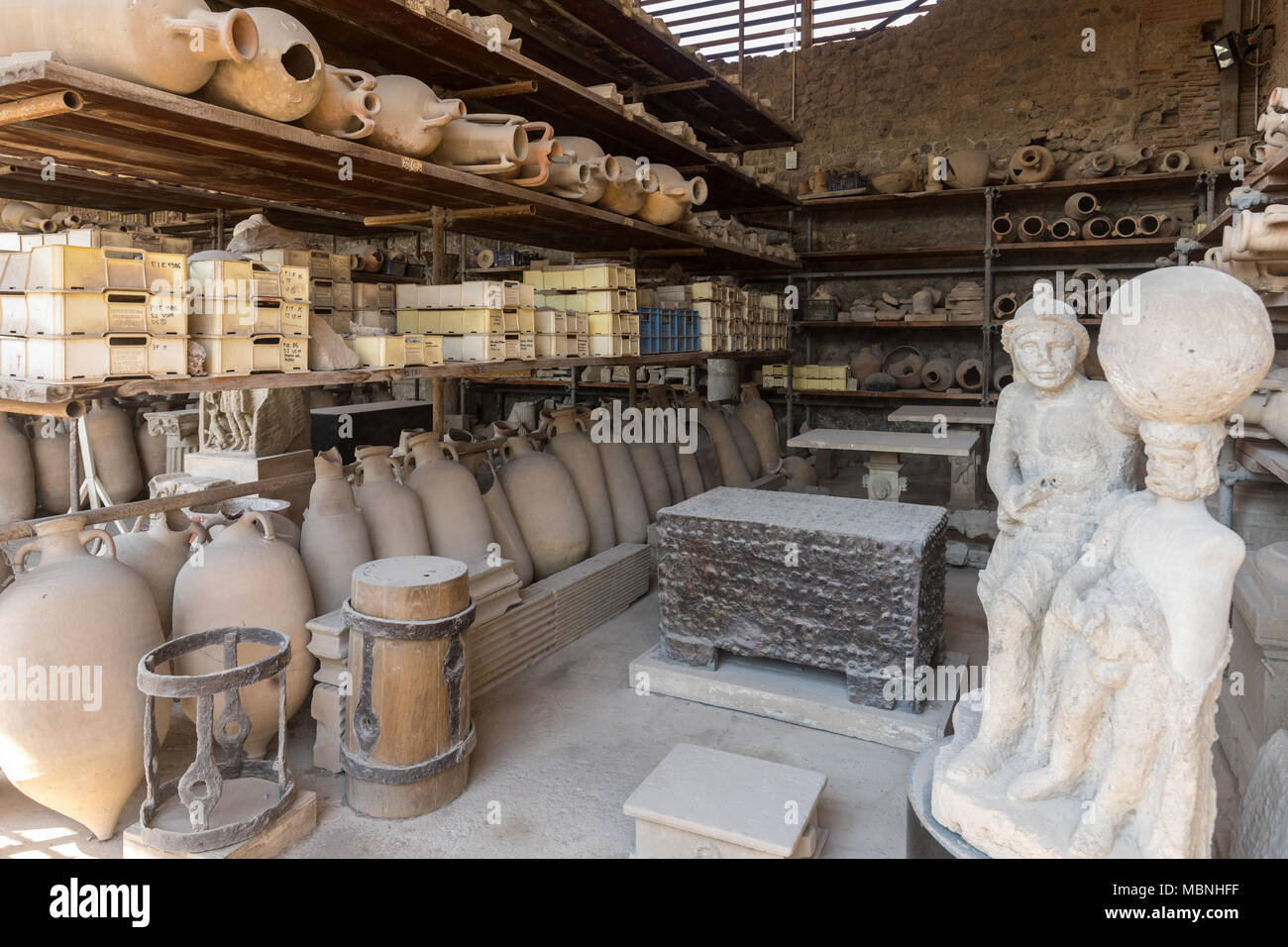 Navires, pots et une variété d'objets d'éruption du Vésuve à Pompéi ont été excavés et catalogué .Pompei, Italie Banque D'Images