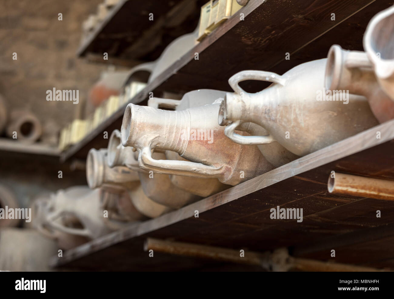 Navires, pots et une variété d'objets d'éruption du Vésuve à Pompéi ont été excavés et catalogué .Pompei, Italie Banque D'Images