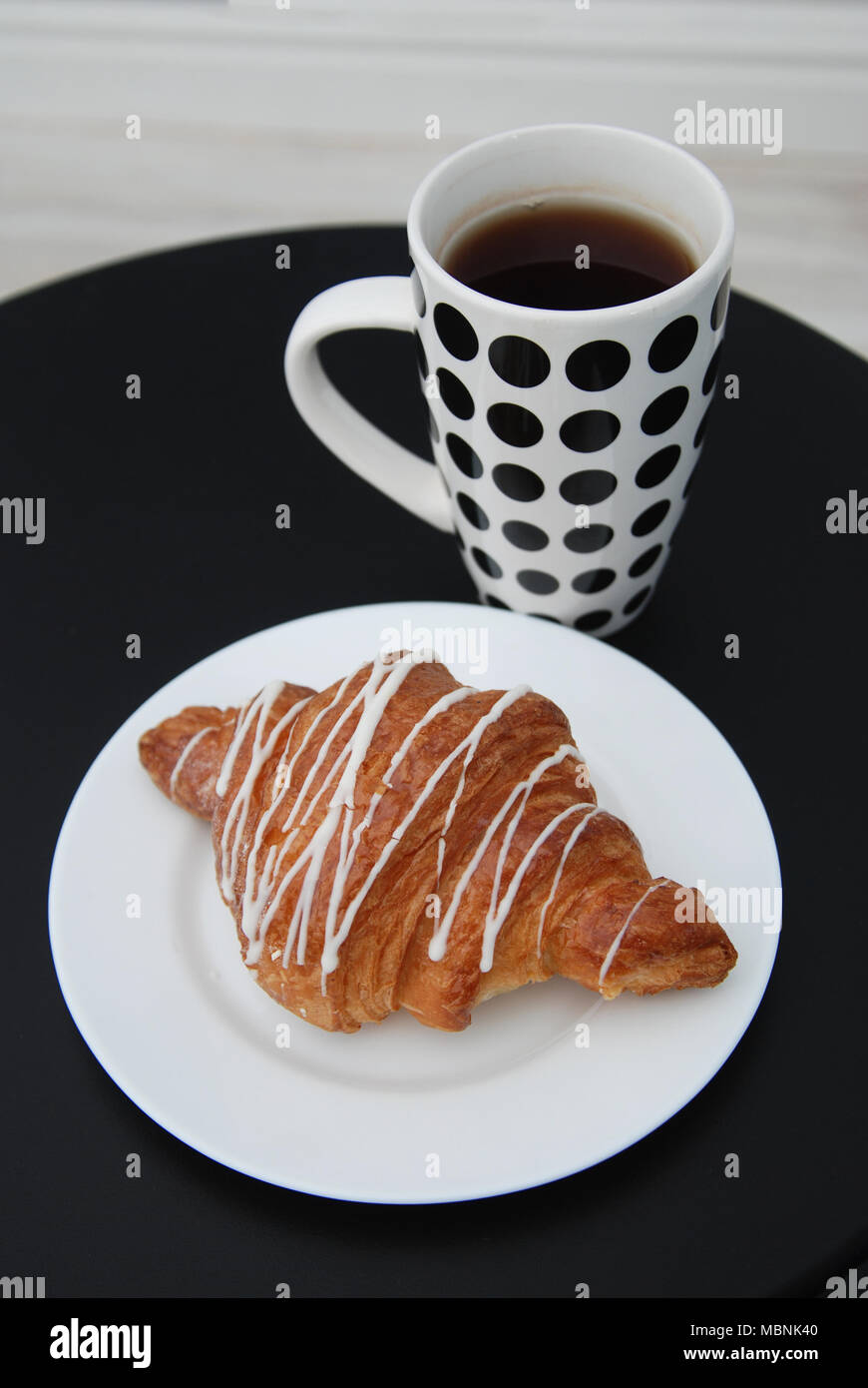 Café et croissants le matin petit déjeuner au chocolat blanc sur noir tableau. Isoalted. Banque D'Images