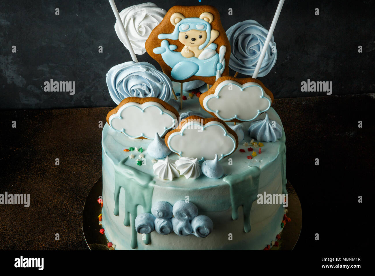 Gateau D Anniversaire Decore D Epice Bizet Et Zephyr Sur Sky Theme Photo Stock Alamy
