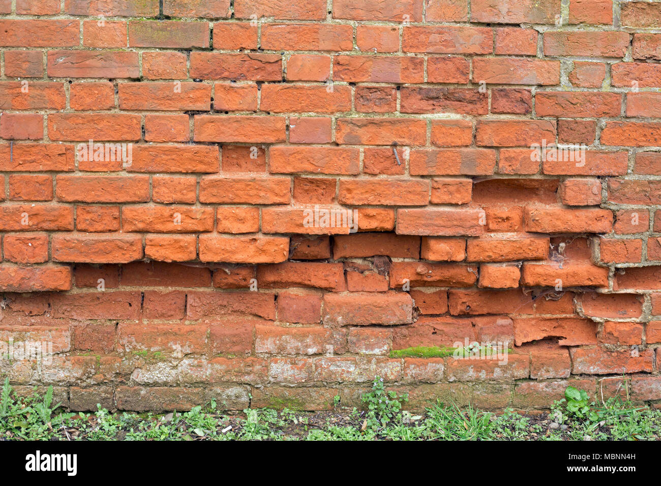 Mur de brique rouge en ruine texture background Banque D'Images
