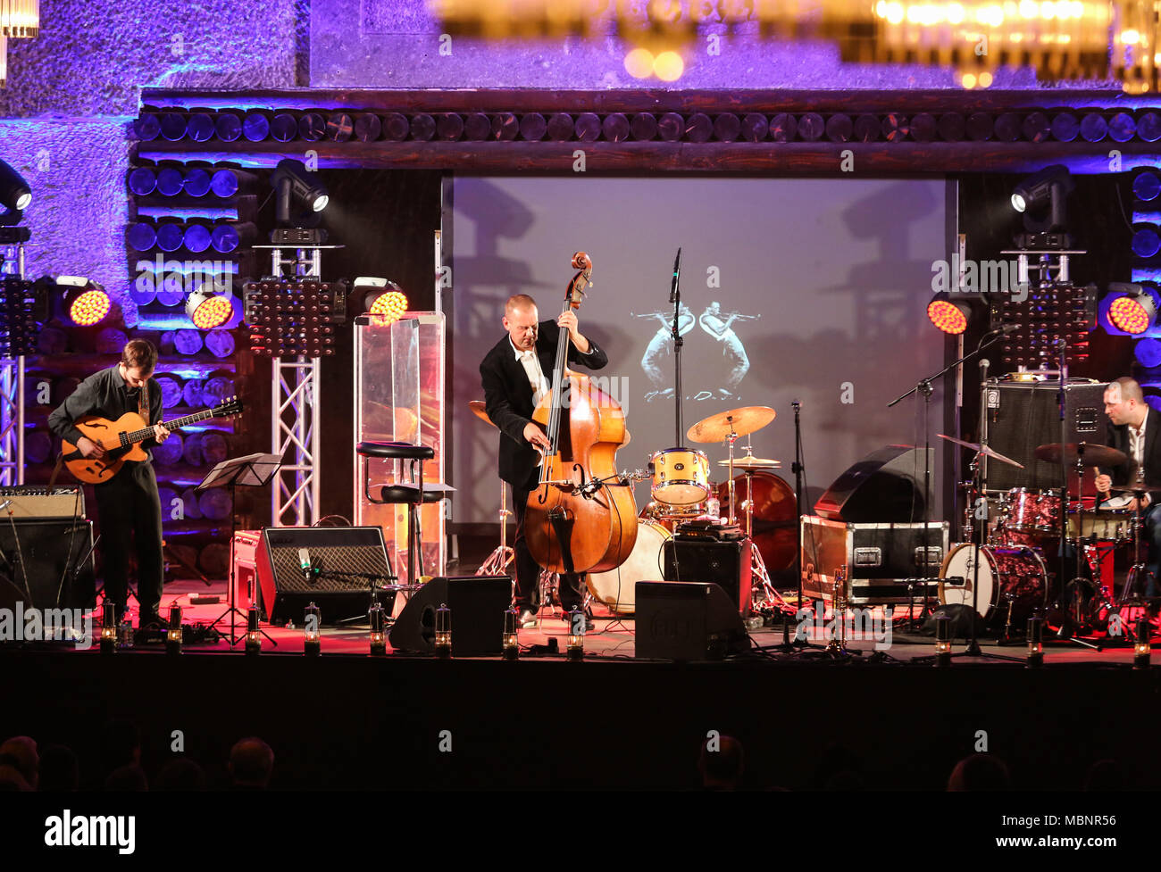 WIELICZKA, Pologne - 2 NOVEMBRE 2015 : Adam Kawonczyk Quartet jouant de la musique live au Jazz Cracovie Fête des Morts Festival dans la mine de sel de Wieliczka. Banque D'Images