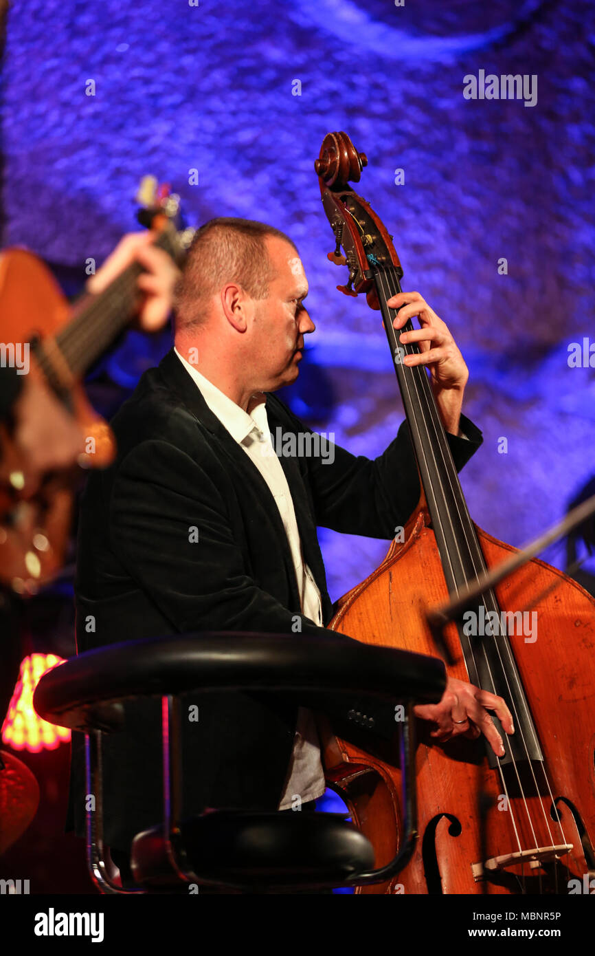 WIELICZKA, Pologne - 2 NOVEMBRE 2015 : Adam Kawonczyk Quartet jouant de la musique live au Jazz Cracovie Fête des Morts Festival dans la mine de sel de Wieliczka. Banque D'Images