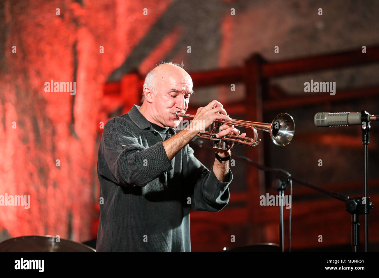 WIELICZKA, Pologne - 2 NOVEMBRE 2015 : Adam Kawonczyk Quartet jouant de la musique live au Jazz Cracovie Fête des Morts Festival dans la mine de sel de Wieliczka. Banque D'Images