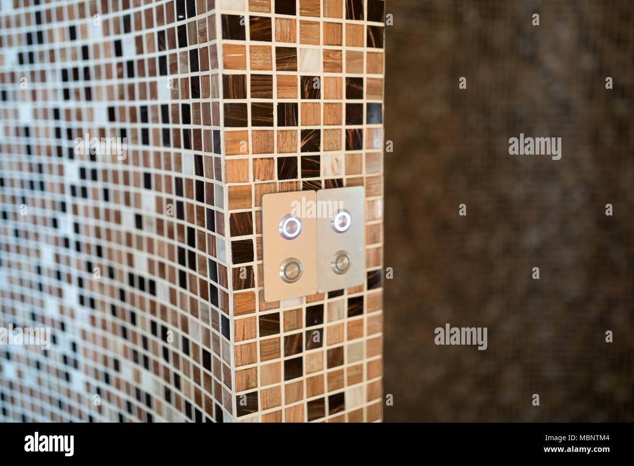 Un bain à vapeur moderne avec du carrelage mosaïque Banque D'Images