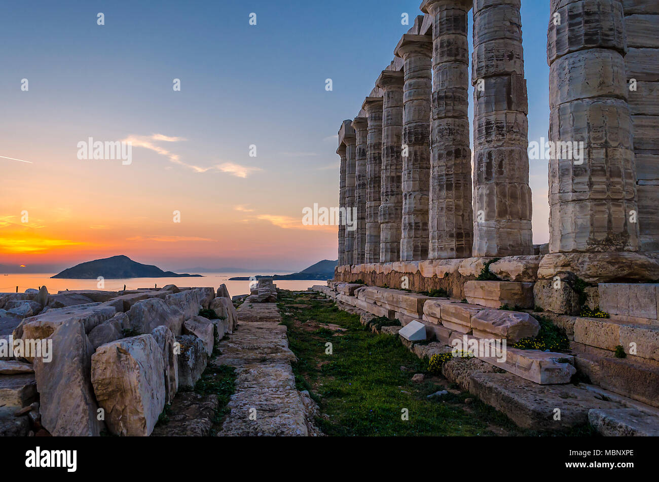 Cap Sounion, Attique / Grèce : soleil colorés au Cap Sounion avec le Temple de Poséidon. L'un des douze dieux de l'Olympe dans la religion grecque antique Banque D'Images Cap Sounion, Attique / Grèce : soleil colorés au Cap Sounion avec le Temple de Poséidon. L'un des douze dieux de l'Olympe dans la religion grecque antique Banque D'Images
