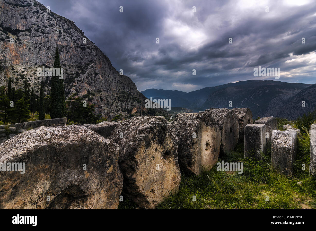 Phocide, Delphes / Grèce. Une partie du site archéologique de Delphes. Nous pouvons voir les parties de colonnes antiques et la belle nature sur un jour de tempête Banque D'Images