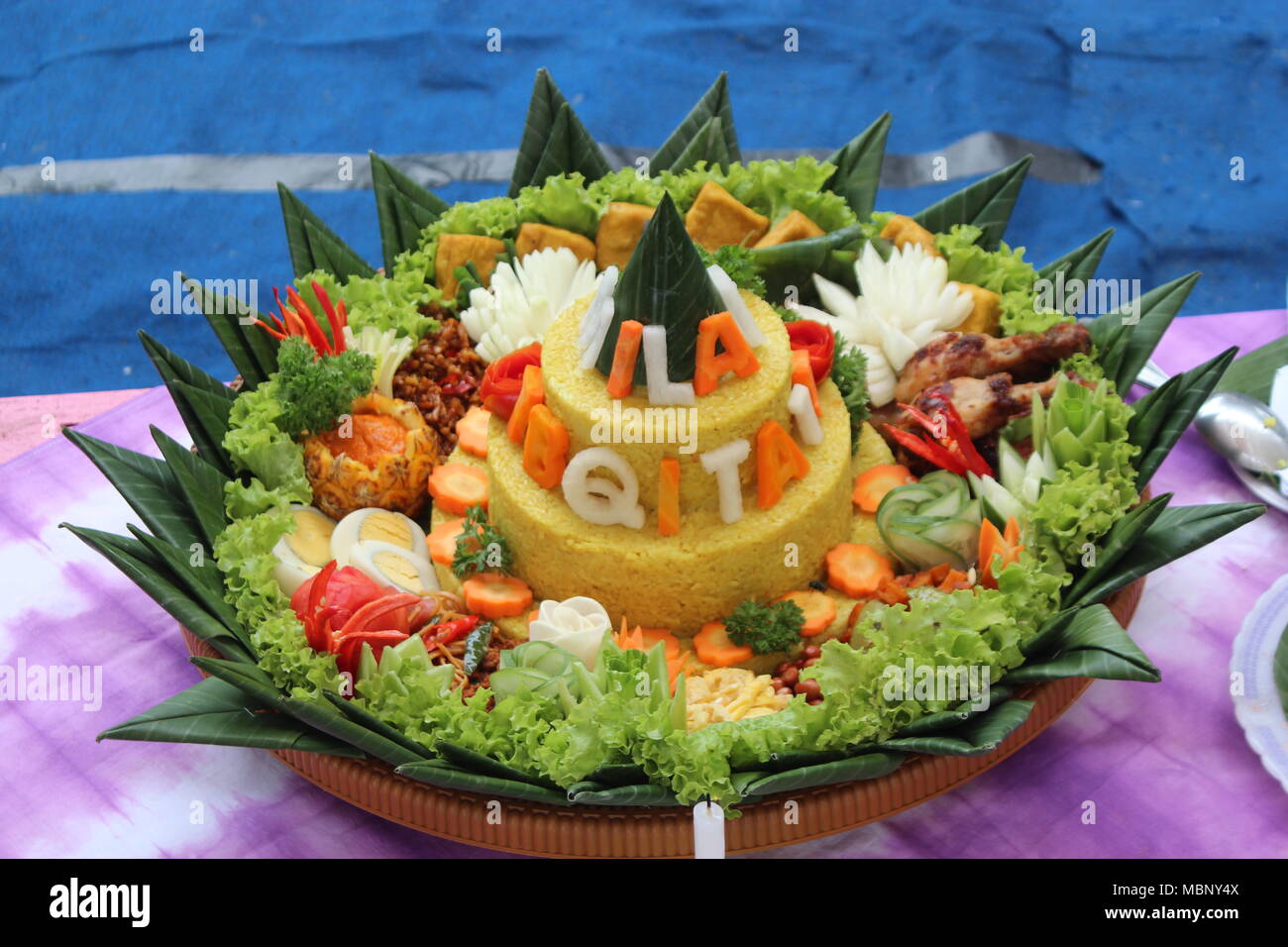 La belle orange fleurs qui poussent à l'état sauvage dans la forêt. Il est devenu le refuge de l'araignée Banque D'Images