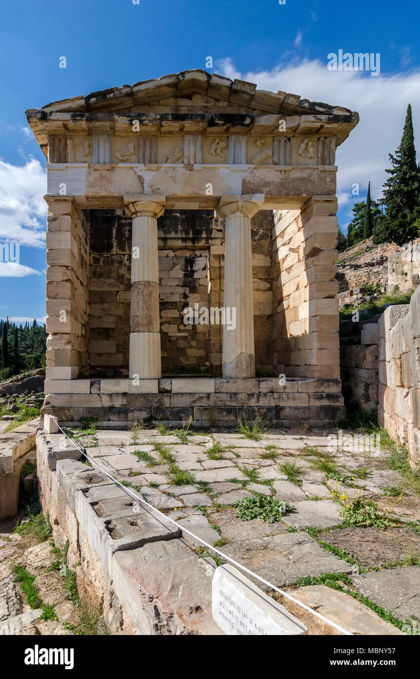Phocide, Delphes / Grèce. Le "trésor" des Athéniens était l'une des plus importantes et impressionnantes constructions de le temple d'Apollon à Delphes. Banque D'Images