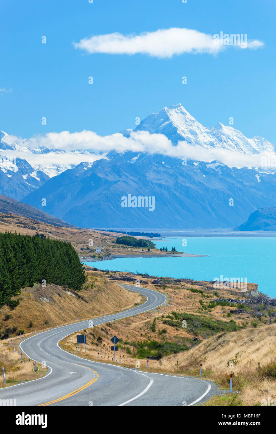 La Nouvelle-Zélande île du Sud Nouvelle-Zélande route sinueuse à travers le parc national du Mont Cook à côté du lac Pukaki Nouvelle-Zélande nz district du Mackenzie Banque D'Images