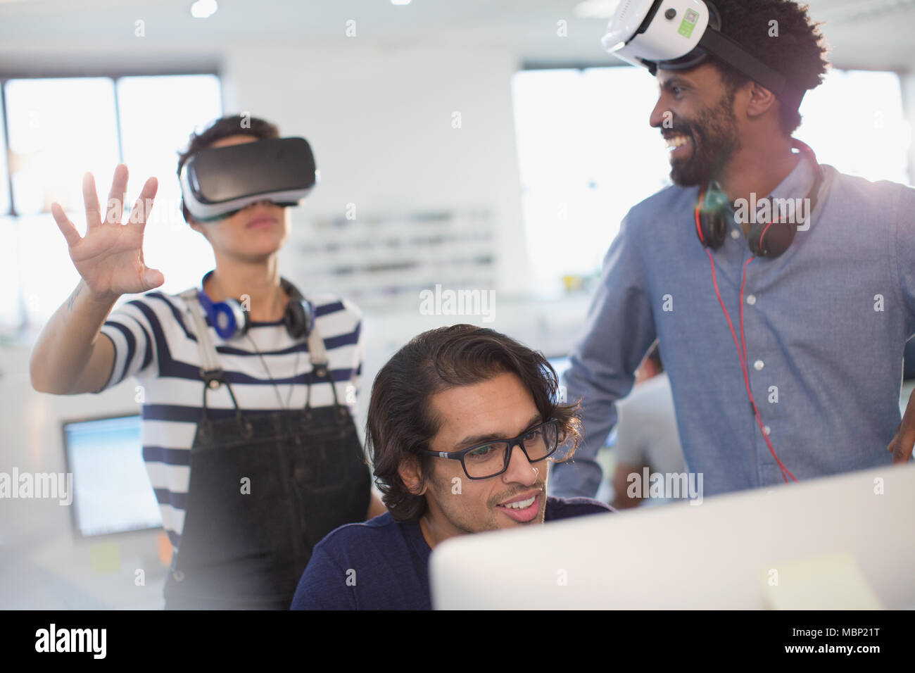 Les programmeurs de réalité virtuelle test lunettes simulateur in office Banque D'Images