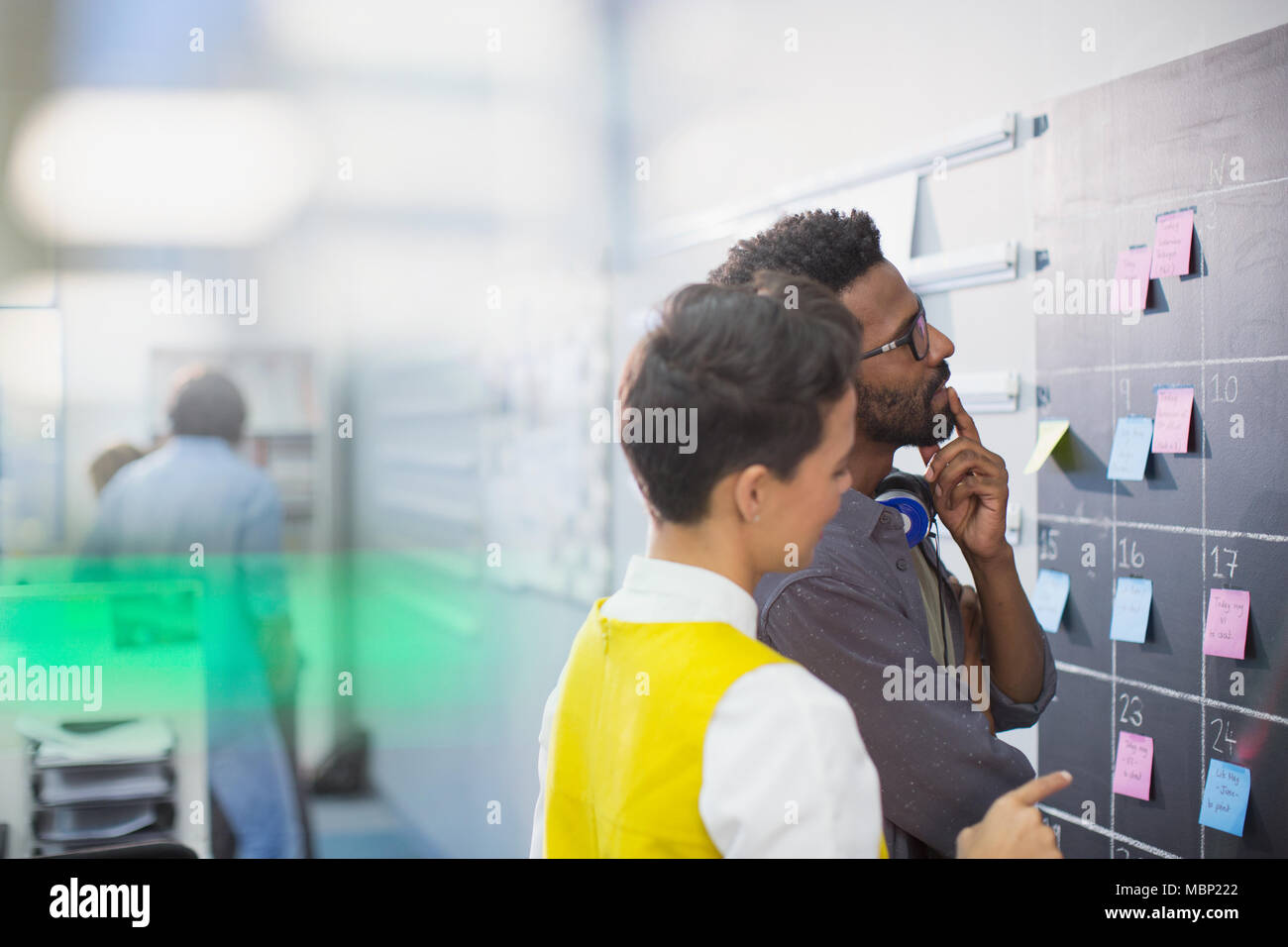 Les gens d'affaires réfléchie, créative, la planification à la programmation tableau calendrier Banque D'Images