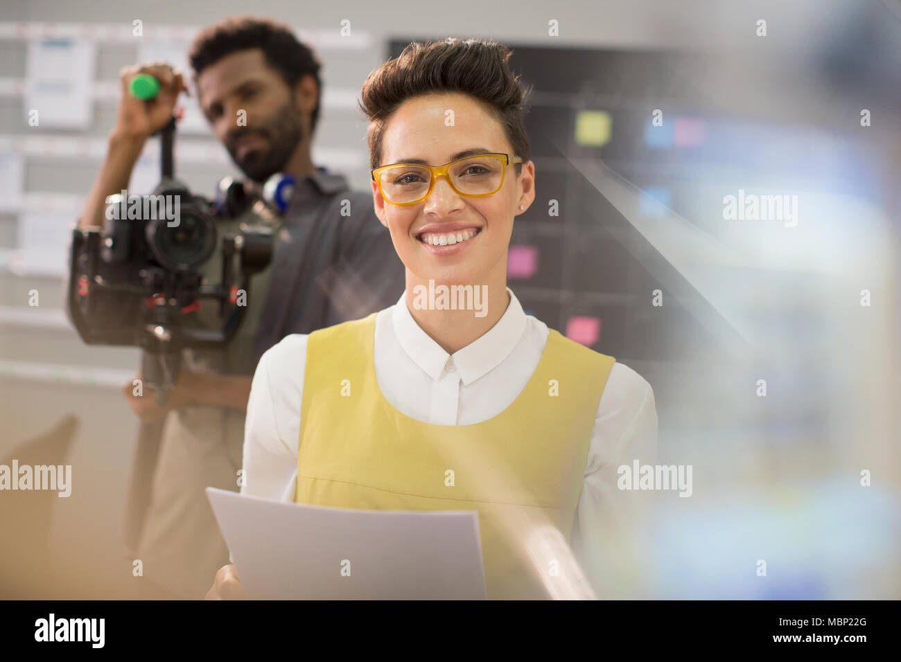 Portrait souriant, confiant vlogger femelle Banque D'Images