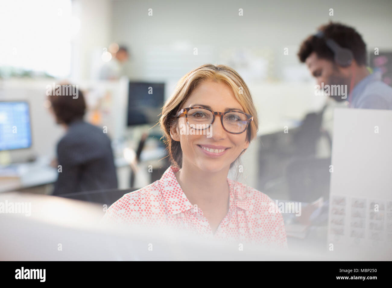 Portrait of smiling businesswoman, confiants dans les lunettes Banque D'Images