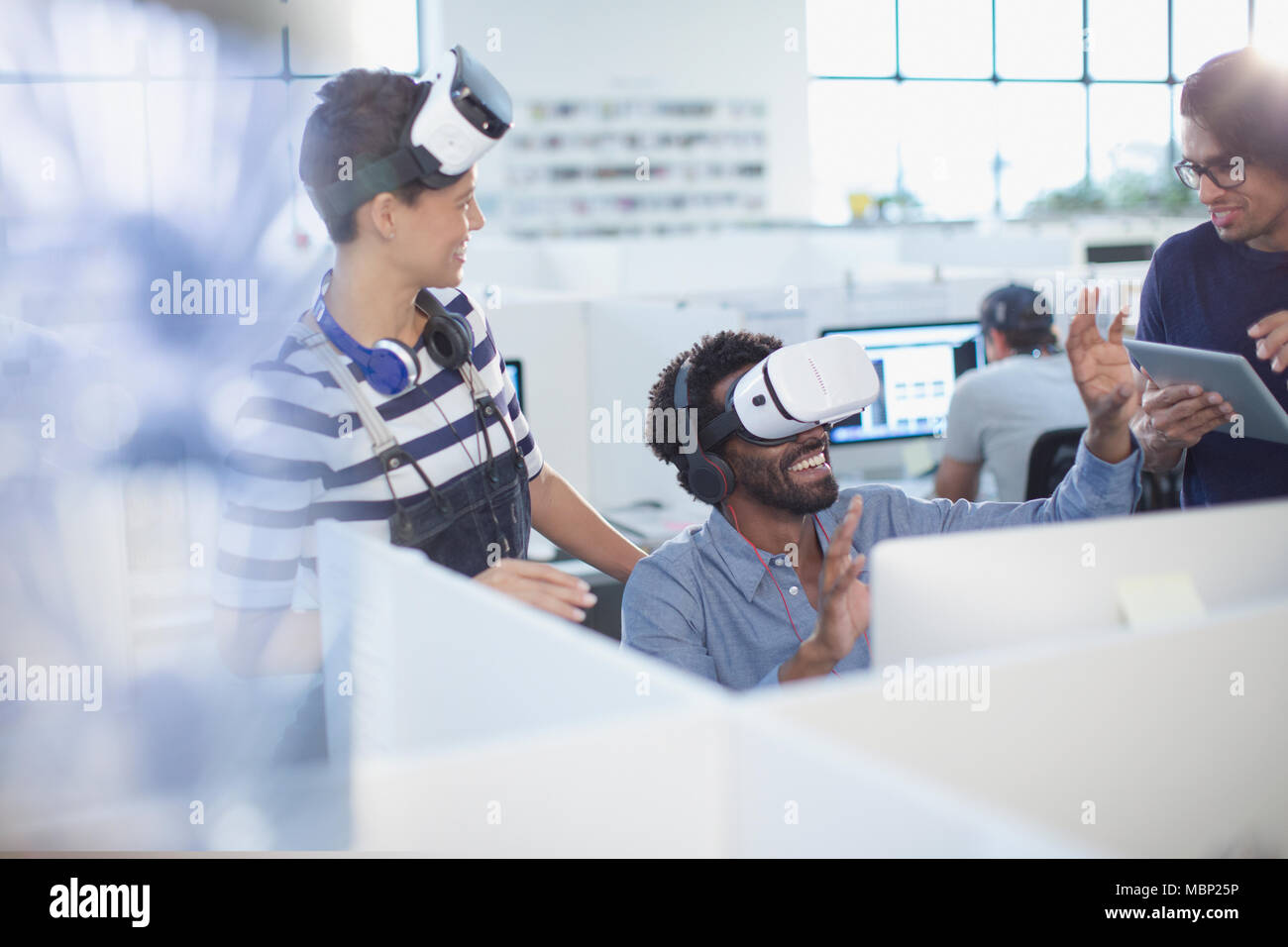 Les programmeurs informatiques simulateurs de réalité virtuelle test in office Banque D'Images