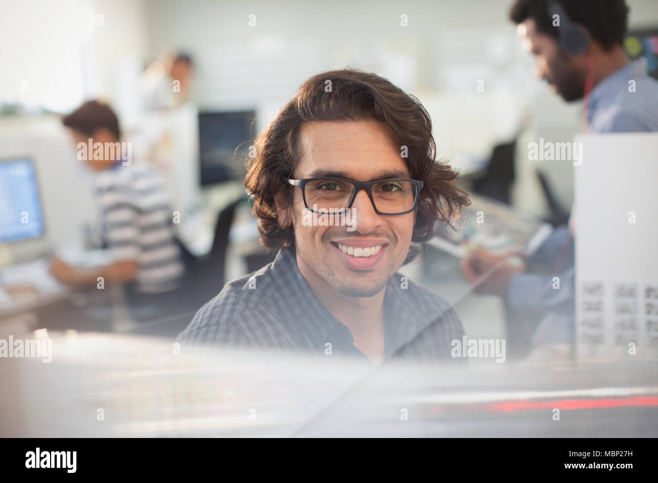 Portrait of smiling, confident businessman with eyeglasses Banque D'Images