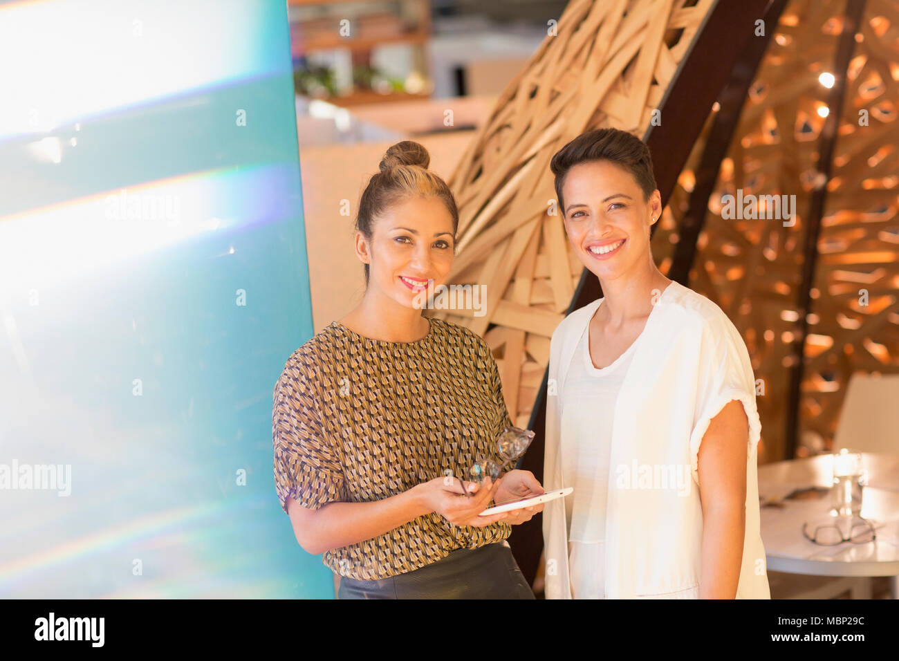 Portrait souriant, people shaking hands with digital tablet Banque D'Images