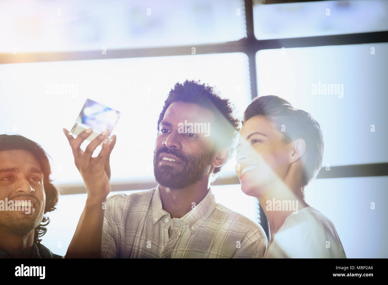 Curieux, les entrepreneurs innovants examinant prototype cube de verre Banque D'Images