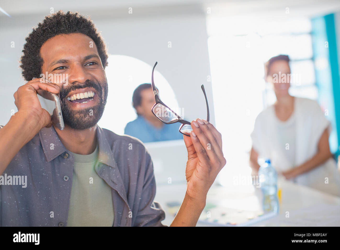 Rire, enthousiaste businessman talking on smart phone Banque D'Images