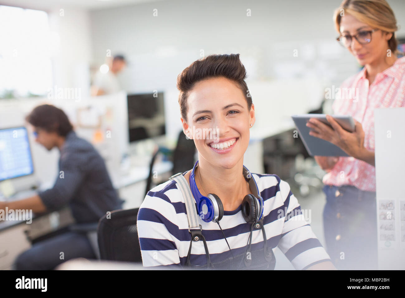 Portrait souriant, confiant creative businesswoman with headphones Banque D'Images