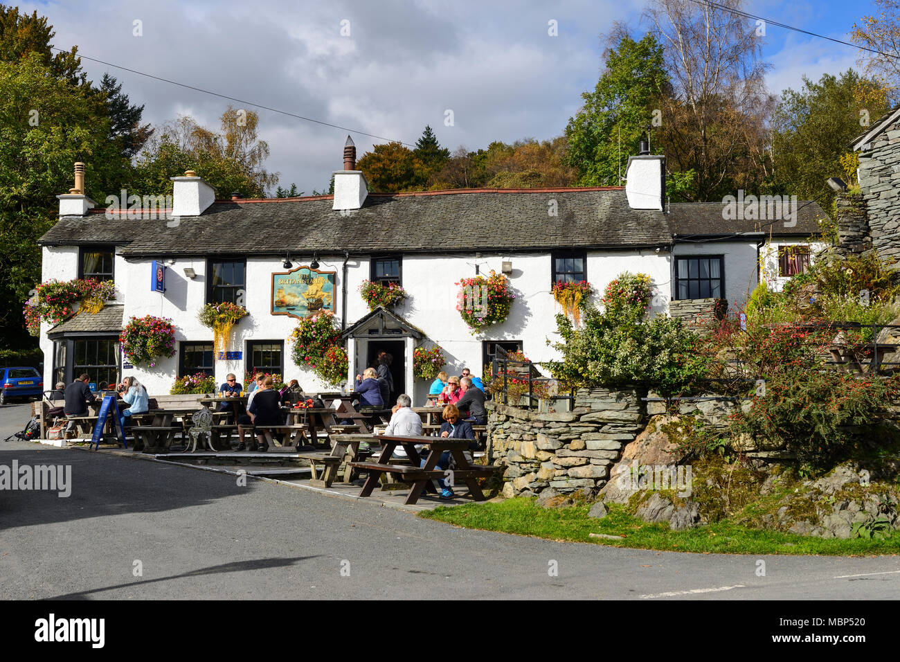 Le Britannia Inn dans le village de Great Langdale dans le Parc National de Lake District en Cumbrie, Angleterre Banque D'Images