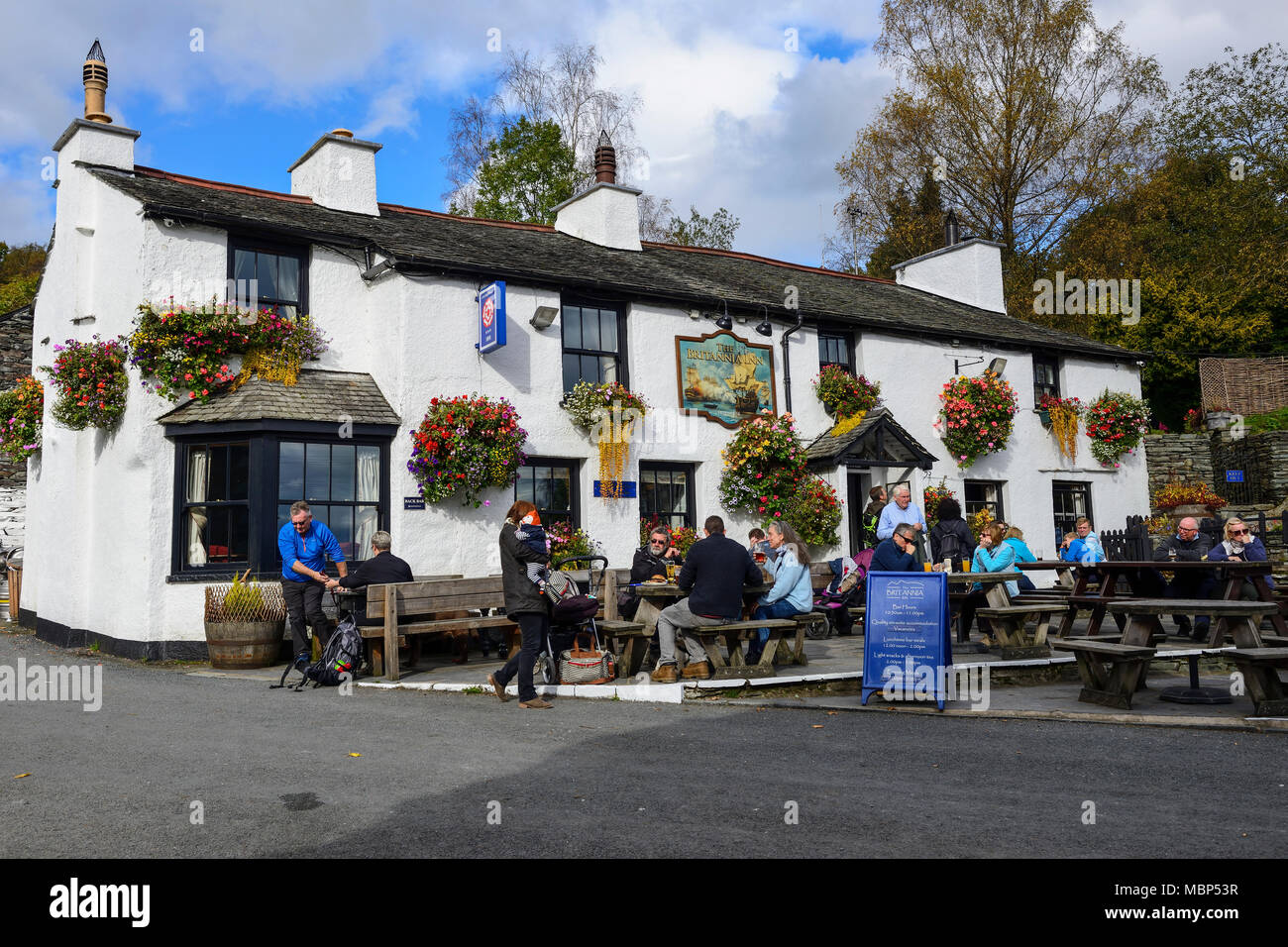 Le Britannia Inn dans le village de Great Langdale dans le Parc National de Lake District en Cumbrie, Angleterre Banque D'Images