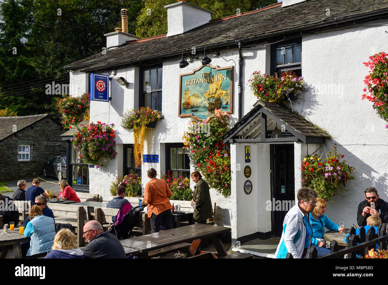 Le Britannia Inn dans le village de Great Langdale dans le Parc National de Lake District en Cumbrie, Angleterre Banque D'Images