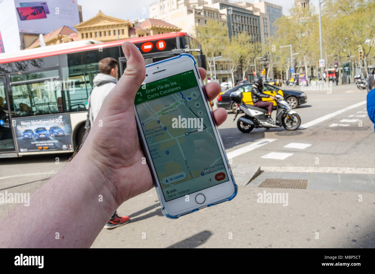 Barcelone Navigation à l'aide de Google Maps sur l'iPhone pour naviguer autour de la ville. Banque D'Images
