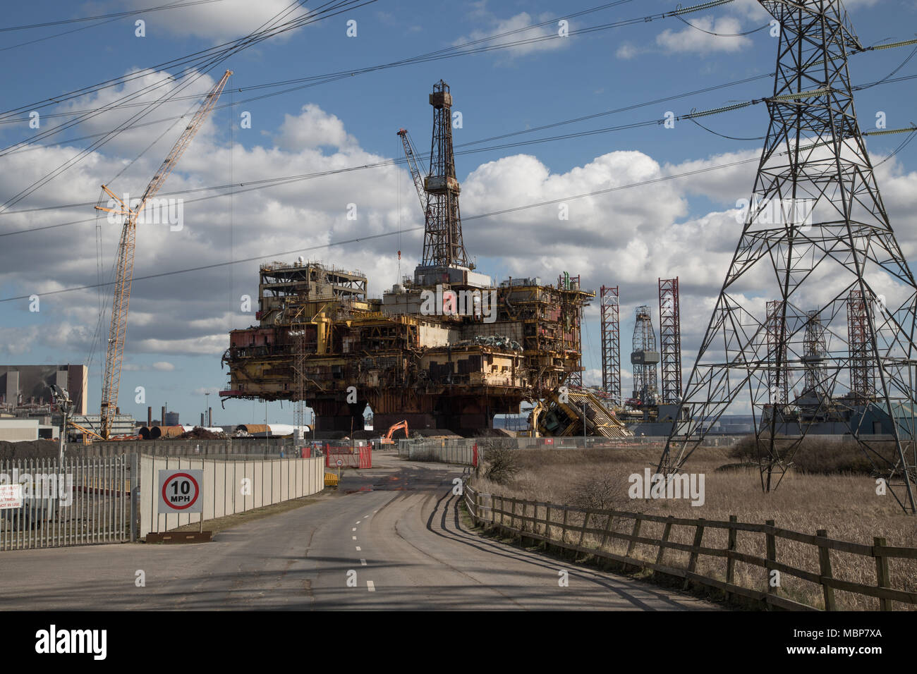 La plate-forme Brent Delta oil d'être démantelé à Seaton, Port de Hartlepool. UK Banque D'Images