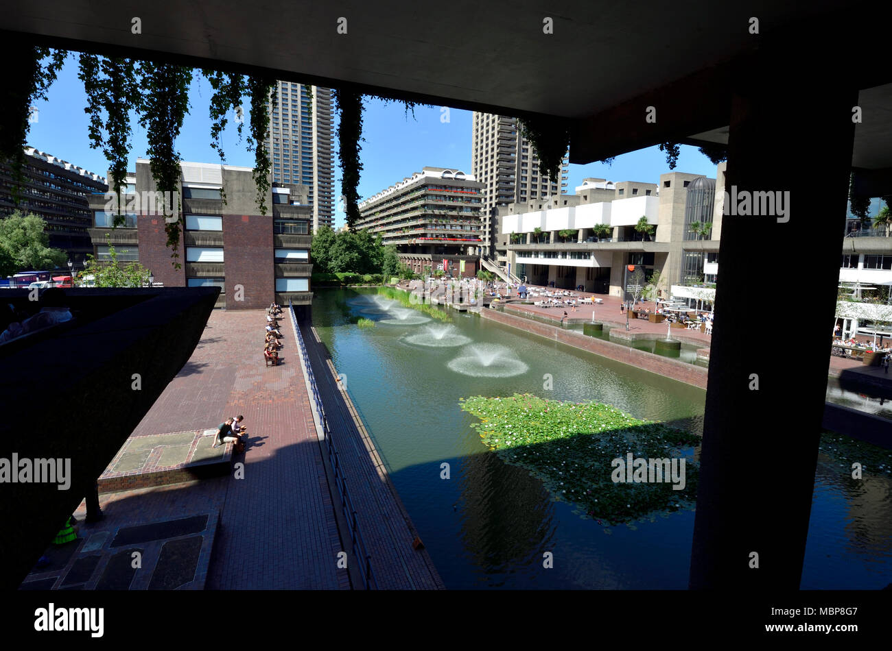 Londres, Angleterre, Royaume-Uni. Barbican Centre - 1970 Complexe d'installations artistiques et de l'hébergement - Vu du pont Gilbert Banque D'Images