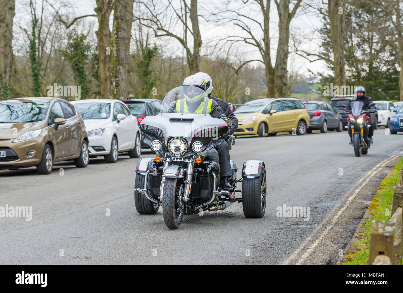 Man riding une Harley Davidson Trike avec leurs passager dans le Royaume-Uni. Harley Davidson 3 roues. Moto avec 3 roues. Banque D'Images