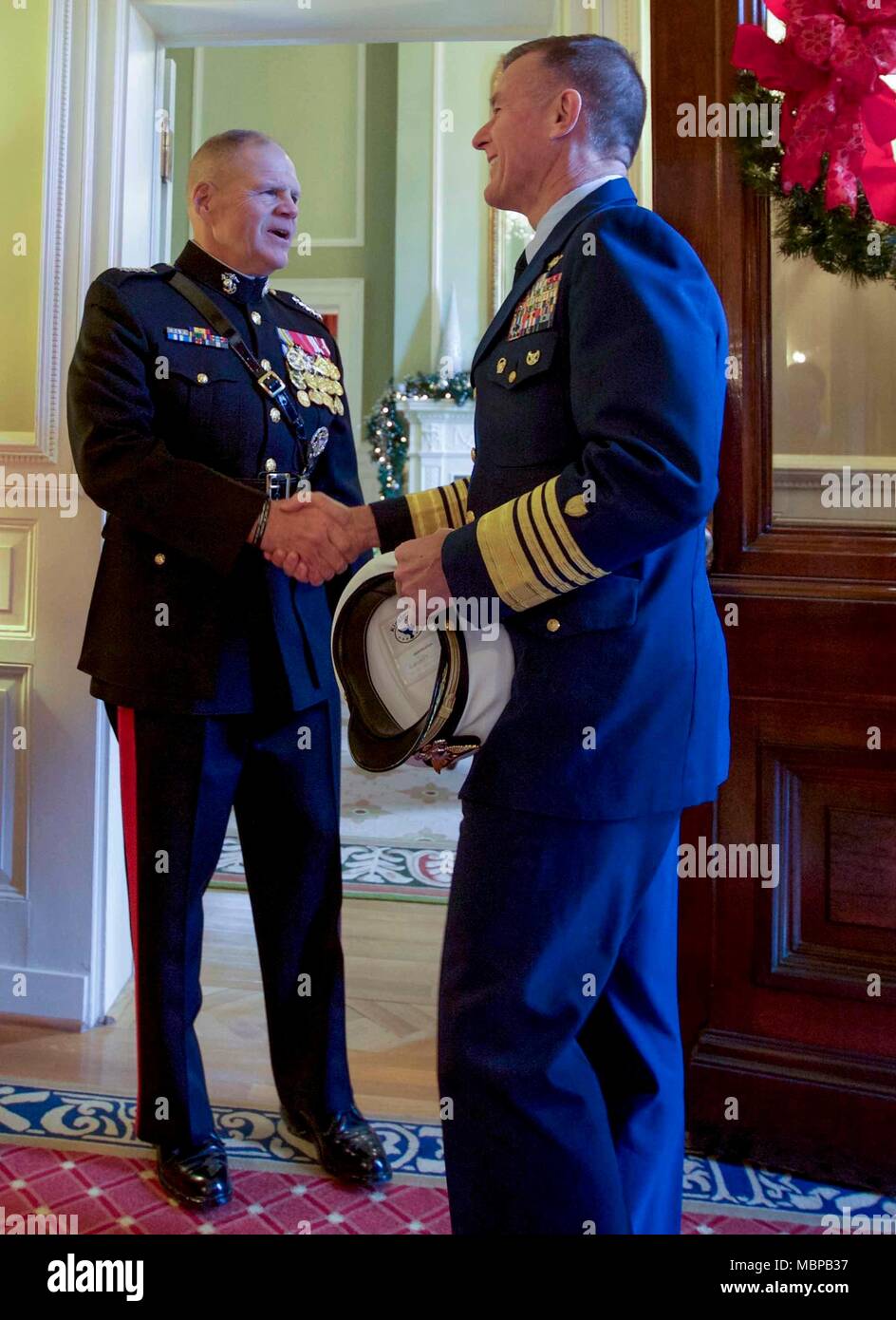 Commandant de la Marine Corps le général Robert B. Neller, gauche, serre la main du commandant de la Garde côtière, le SMA. Paul F. Zukunft avant l 2018 Sérénade Surprise au domicile de la Commandants, Washington, D.C., le 1 er janvier 2018. La Surprise Serenade est une tradition qui remonte au milieu des années 1800, dans laquelle la bande maritime américain dans sa musique pour le Commandant de la Marine Corps à son domicile le jour du Nouvel An. (U.S. Marine Corps photo par le Sgt. Olivia G. Ortiz) Banque D'Images