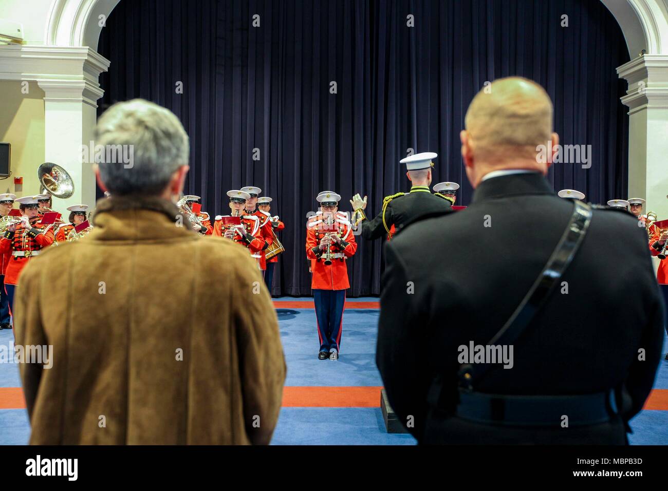 Commandant de la Marine Corps le général Robert B. Neller et épouse, D'Arcy Neller regardez la bande des Marines des États-Unis pendant la sérénade Surprise 2018 Marine Barracks à Washington, Washington, D.C., le 1 er janvier 2018. La Surprise Serenade est une tradition qui remonte au milieu des années 1800, dans laquelle la bande maritime américain dans sa musique pour le Commandant de la Marine Corps à son domicile le jour du Nouvel An. (U.S. Marine Corps photo par le Sgt. Olivia G. Ortiz) Banque D'Images