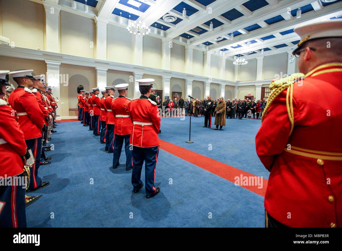 Commandant de la Marine Corps le général Robert B. Neller et épouse, D'Arcy Neller regardez la bande des Marines des États-Unis pendant la sérénade Surprise 2018 Marine Barracks à Washington, Washington, D.C., le 1 er janvier 2018. La Surprise Serenade est une tradition qui remonte au milieu des années 1800, dans laquelle la bande maritime américain dans sa musique pour le Commandant de la Marine Corps à son domicile le jour du Nouvel An. (U.S. Marine Corps photo par le Sgt. Olivia G. Ortiz) Banque D'Images