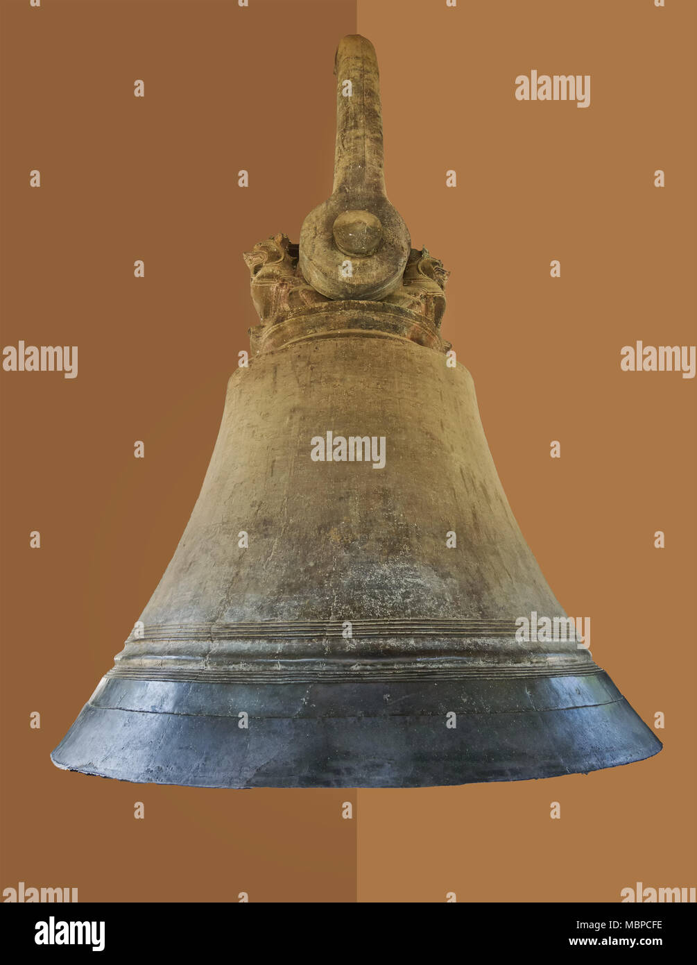 Close-up d'une énorme cloche de Mingun. Banque D'Images