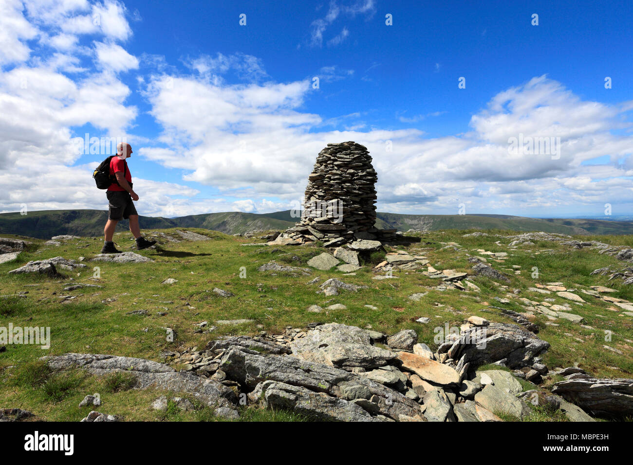 Walker, Cairns sur Artle crag, Branstree ont chuté, Commune Mardale, Parc National de Lake district, comté de Cumbria, Angleterre, Royaume-Uni Banque D'Images