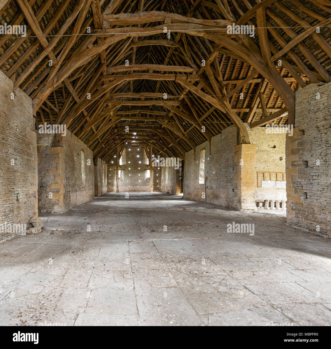 Grange aux Dîmes, Littleton. Une grange à dîme était un type de grange servant dans une grande partie du nord de l'Europe au Moyen-Âge pour stocker les loyers et des dîmes Banque D'Images