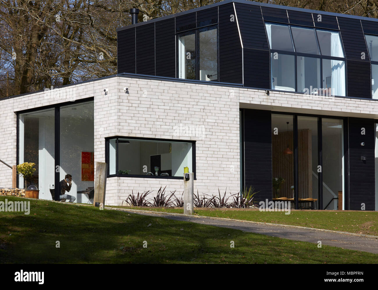 L'altitude d'angle avec vue sur la cuisine. Highland House, Kent, Royaume-Uni. Architecte : Ben Adams Architects, 2016. Banque D'Images