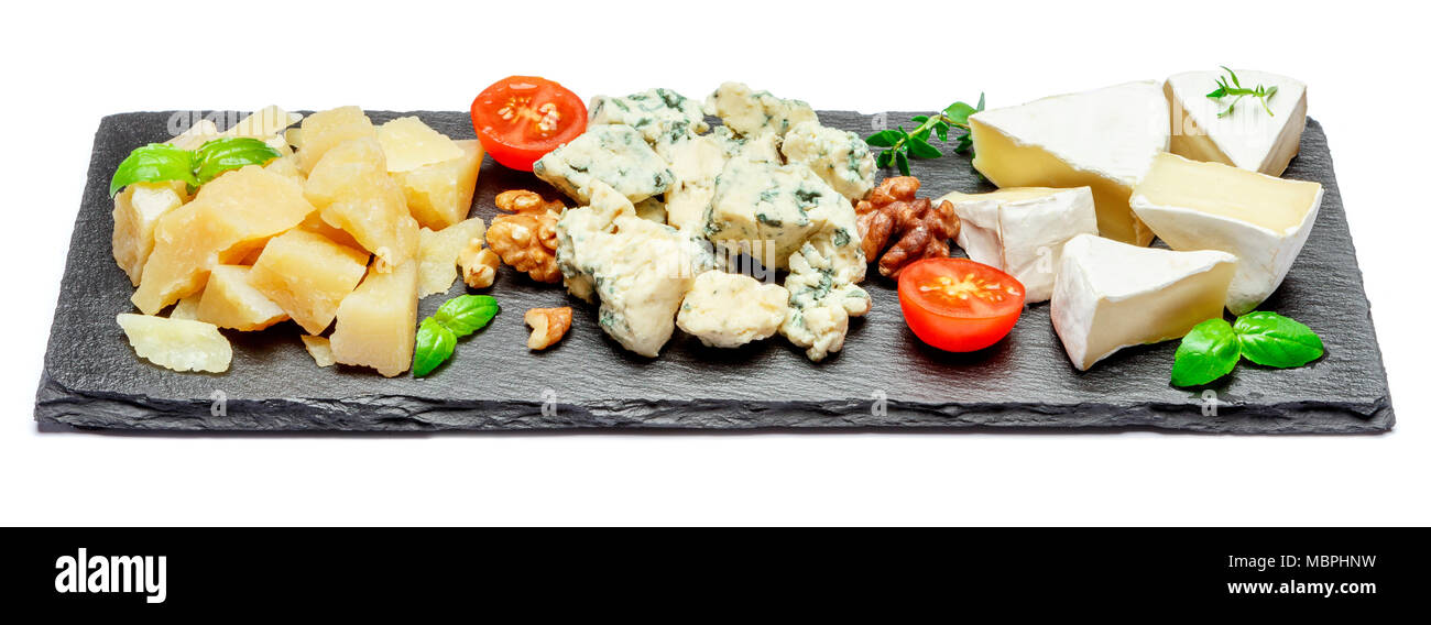 Assiette de fromage avec un assortiment de fromages camembert, Brie, Parmesan fromage bleu Banque D'Images