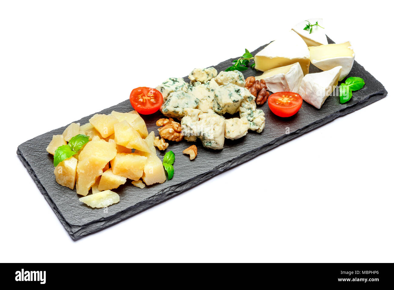 Assiette de fromage avec un assortiment de fromages camembert, Brie, Parmesan fromage bleu Banque D'Images