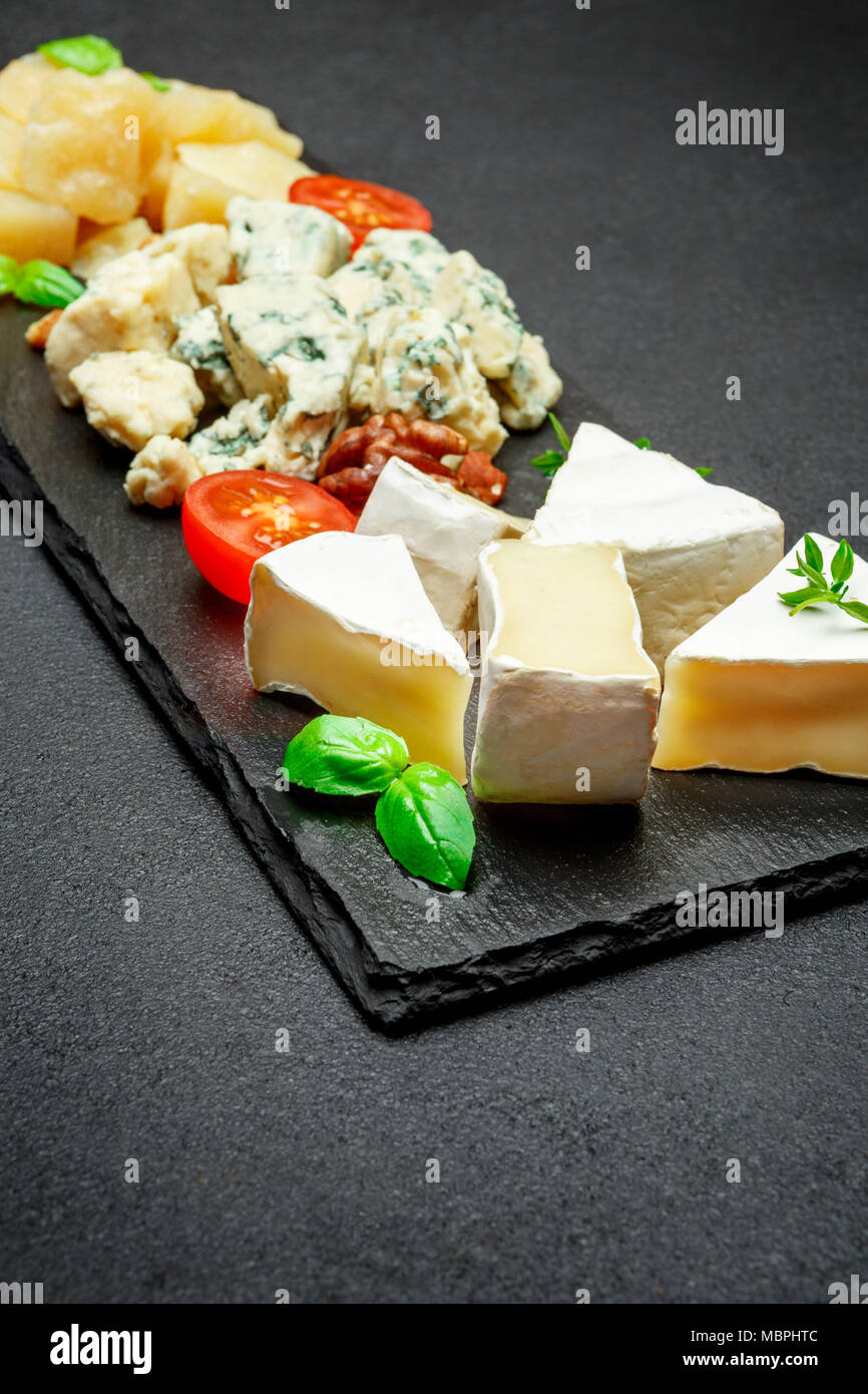 Assiette de fromage avec un assortiment de fromages camembert, Brie, Parmesan fromage bleu Banque D'Images