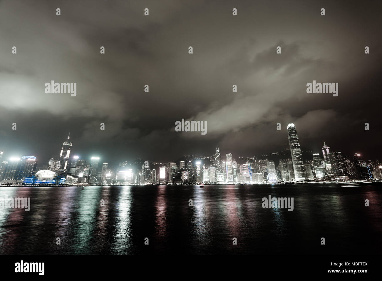 Les toits colorés et le célèbre port Victoria à Hong Kong, RAS de Chine, vu de Kowloon Banque D'Images