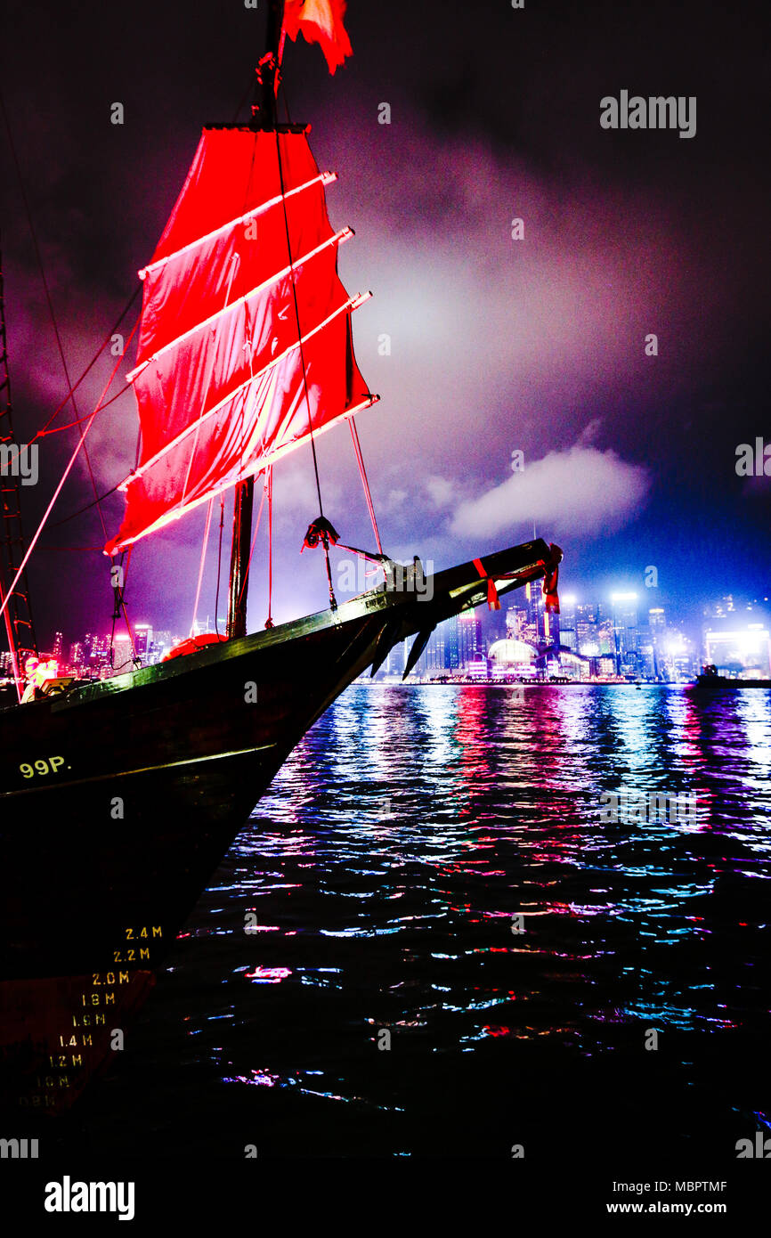 Une jonque traditionnelle à l'ancrage du port Victoria, Hong Kong, RAS de Chine Banque D'Images