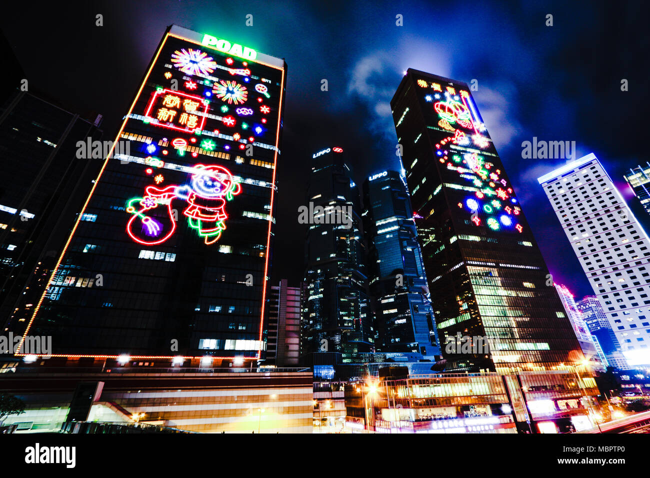 La ville animée de Hong Kong : scène de nuit à Harcourt Road Banque D'Images